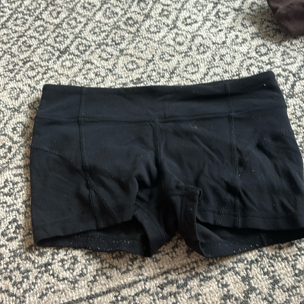 lululemon black booty shorts. size 4